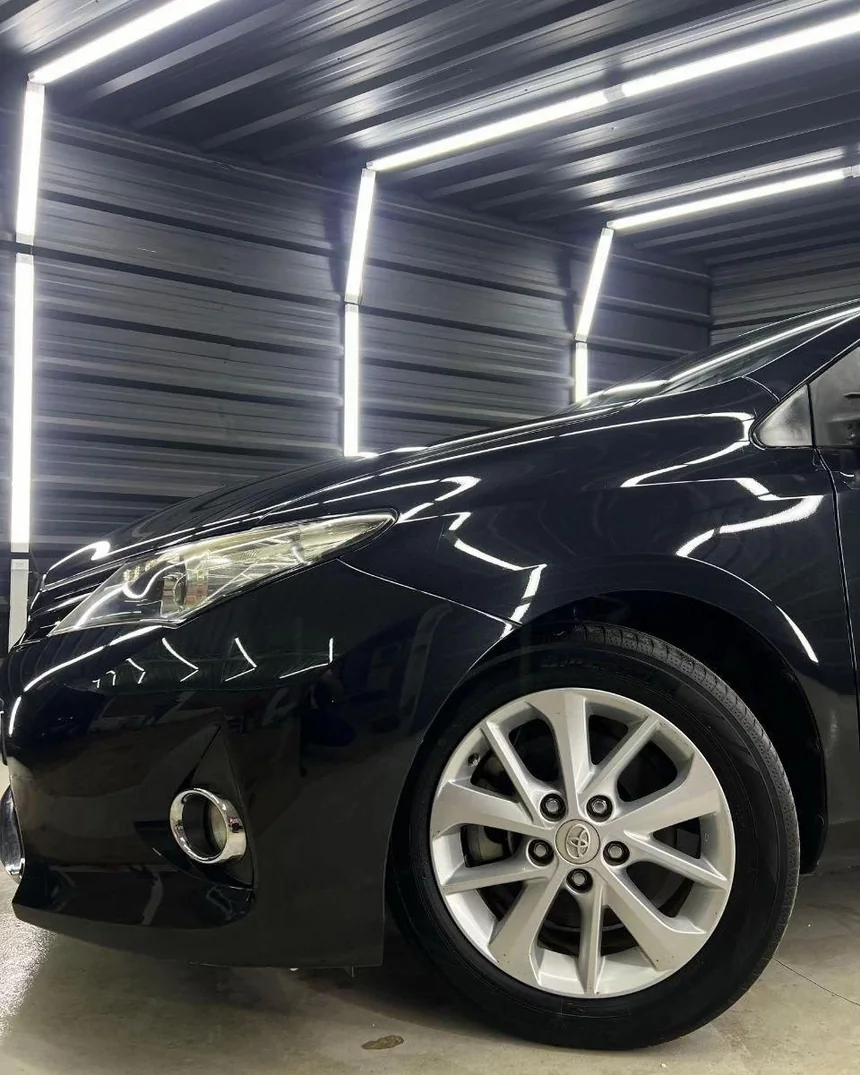 Toyota Auris 2012 negro, llanta y faro delantero